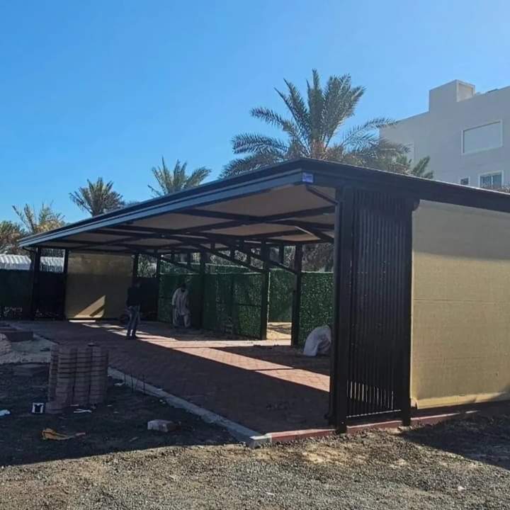مظلة سيارة أمام الفيلا الكويت